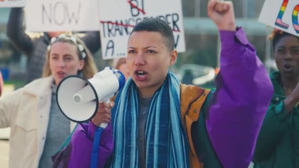 Группа Протестующих Мегафоном Плакатами Скандирующими Лозунгами Демонстрационном Марше Поддержку Гендерного — стоковое видео