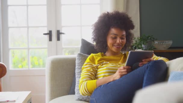 Mulher Relaxando Sofá Casa Usando Tablet Digital Para Transmitir Filme — Vídeo de Stock