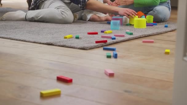 Transgender Familj Med Baby Spela Lärande Spel Med Färgglada Leksaker — Stockvideo