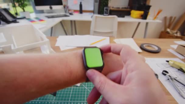 Pov Aufnahme Eines Büroangestellten Schreibtisch Der Auf Eine Smart Watch — Stockvideo