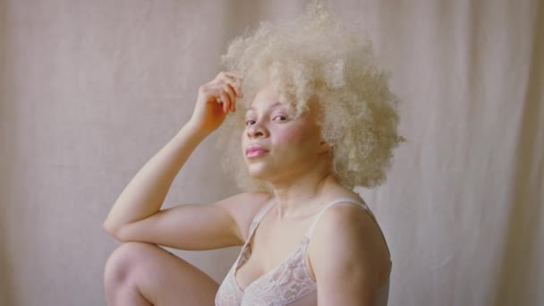 Studyjne Ujęcie Pewnej Siebie Pozytywnej Młodej Albinoski Bieliźnie Zmieniającej Się — Wideo stockowe