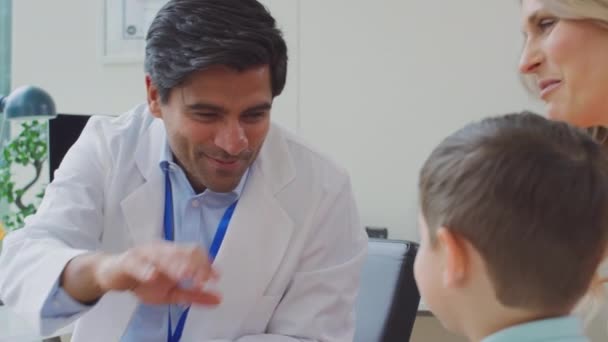 Χαμογελώντας Γιατρός Λευκό Παλτό Συνάντηση Μητέρα Και Γιο Στο Γραφείο — Αρχείο Βίντεο