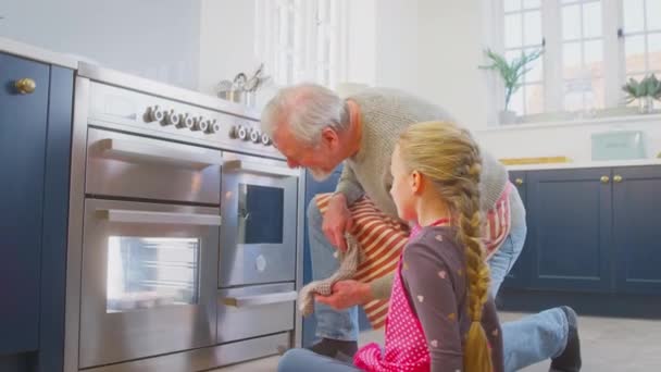 Büyükbabam Taze Pişmiş Kekleri Fırından Çıkarmak Için Dizlerinin Üstüne Çökerken — Stok video