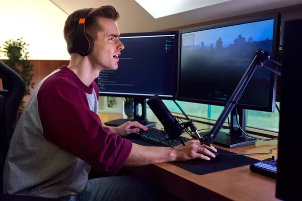 Man Gaming Home Wearing Wireless Headphones Sitting Desk Multiple Monitors — Stock Photo, Image