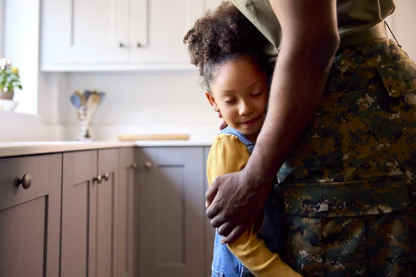 Close Loving Army Father Uniform Home Leave Hugging Daughter Family — Φωτογραφία Αρχείου