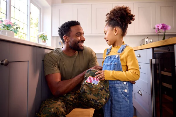 Daughter Holding Cap American Army Father Uniform Home Leave Family — Φωτογραφία Αρχείου