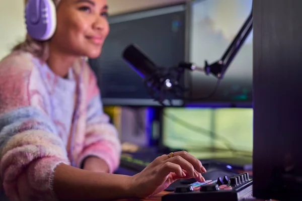 Woman Gaming Home Sitting Desk Multiple Monitors — Stock fotografie