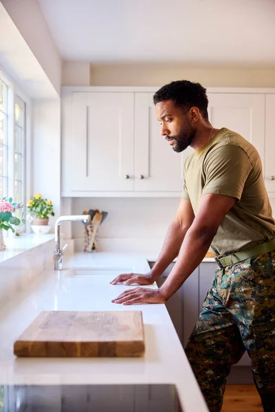 Thoughtful Male American Soldier Uniform Kitchen Home Leave Looking Out — Φωτογραφία Αρχείου