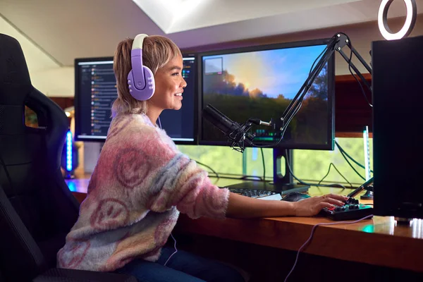 Woman Gaming Home Sitting Desk Multiple Monitors — Stock Photo, Image