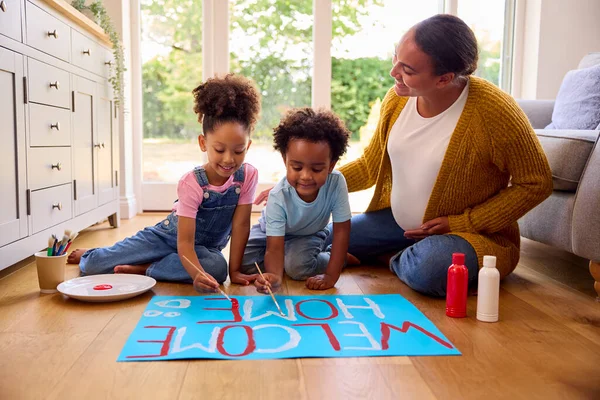 Pregnant Mother Children Making Welcome Home Banner Army Father — Stockfoto