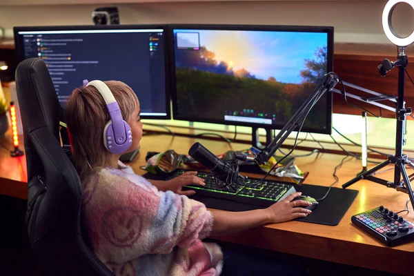 Rear View Woman Gaming Home Eating Potato Chips Sitting Desk — ストック写真