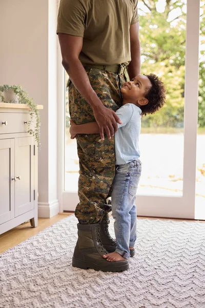 Close Loving Army Father Uniform Home Leave Son Standing Feet — Φωτογραφία Αρχείου