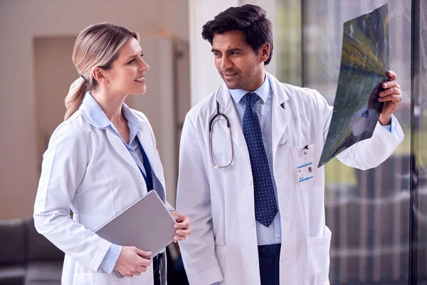 Mannelijke Vrouwelijke Artsen Dragen Witte Jassen Staande Het Ziekenhuis Corridor — Stockfoto