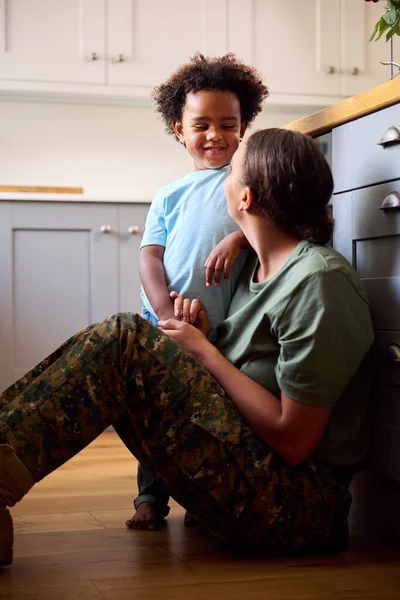American Army Mother Uniform Home Leave Hugging Son Sitting Floor — Stockfoto