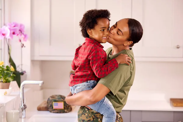 American Army Mother Uniform Home Leave Hugging Kissing Son Family — Stockfoto