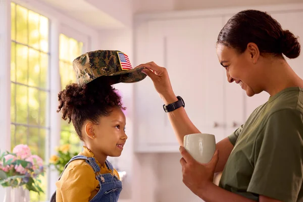 American Army Mother Uniform Home Leave Putting Cap Daughter Sitting — Φωτογραφία Αρχείου