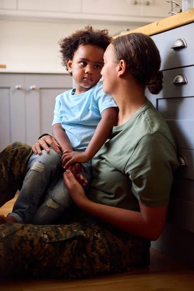 American Army Mother Uniform Home Leave Hugging Son Sitting Floor — Φωτογραφία Αρχείου