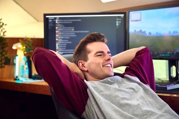 Man Relaxing Gaming Home Sitting Desk Multiple Monitors — Stockfoto