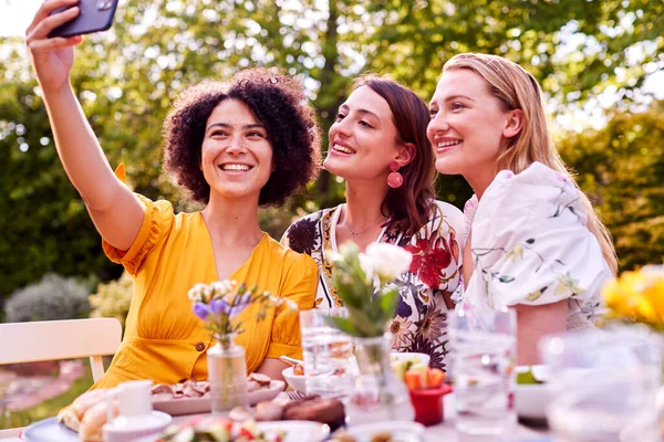 Three Female Friends Taking Selfie Mobile Phone Eating Meal Outdoors — Stok fotoğraf
