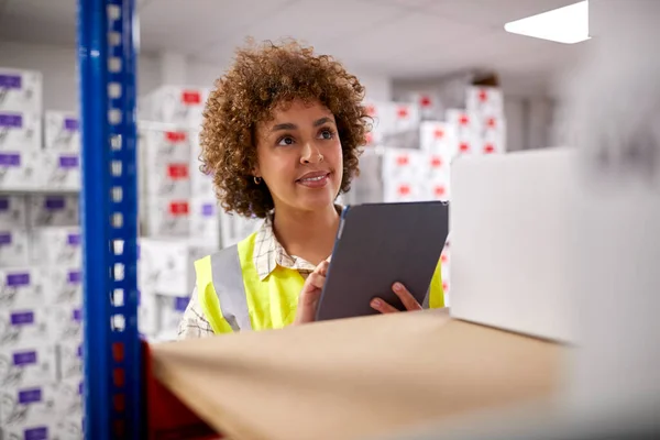 Female Worker Logistics Distribution Warehouse Using Digital Tablet — Stockfoto