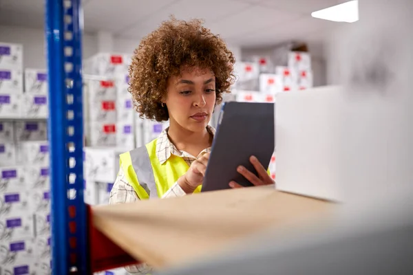 Female Worker Logistics Distribution Warehouse Using Digital Tablet — Stockfoto