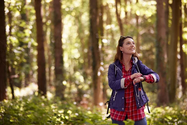 Woman Holiday Hiking Woods Using Gps App Smart Watch Navigate — Photo