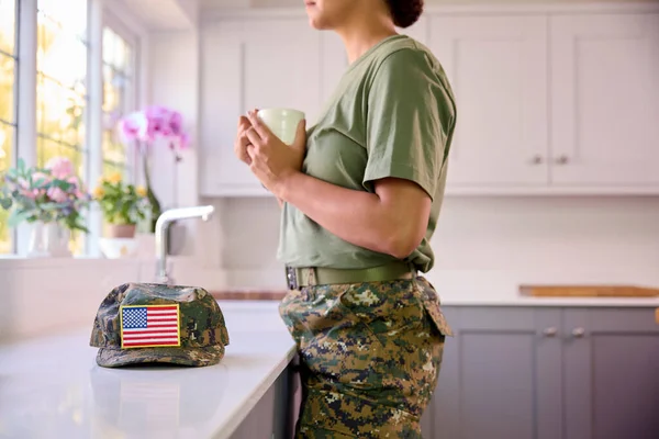 Female American Soldier Uniform Kitchen Home Leave Looking Out Window — Φωτογραφία Αρχείου