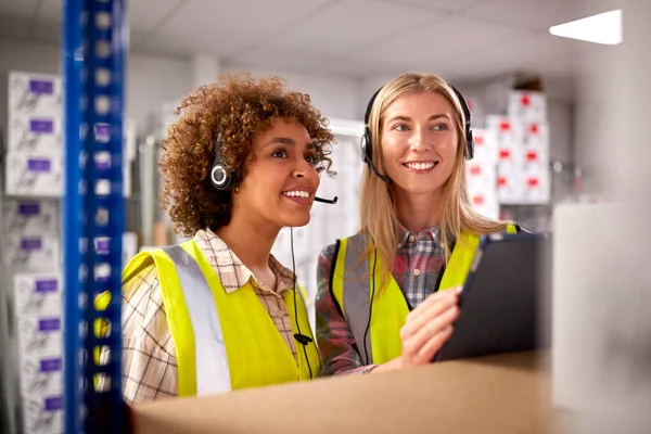 Two Female Workers Wearing Headsets Logistics Distribution Warehouse Using Digital — Stockfoto