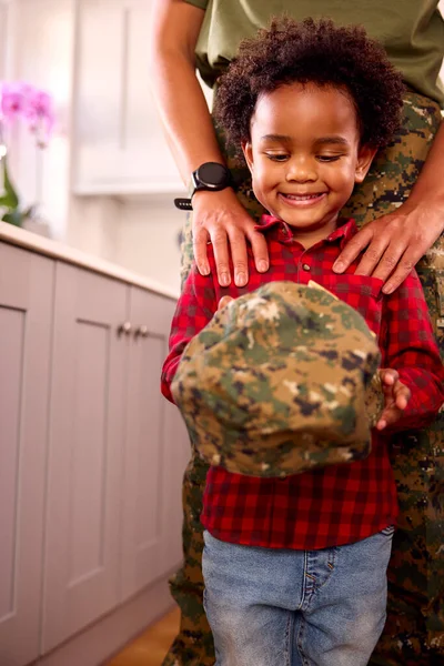 Close American Army Mother Uniform Home Leave Son Holding Her — Stockfoto