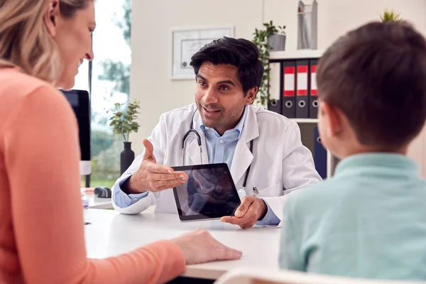 Doctor White Coat Meeting Mother Son Appointment Looking Scan Digital — Stockfoto