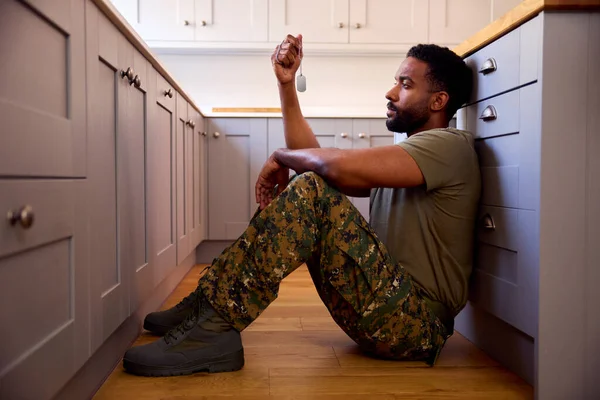 Depressed Male Soldier Uniform Suffering Ptsd Sits Floor Home Leave — Φωτογραφία Αρχείου
