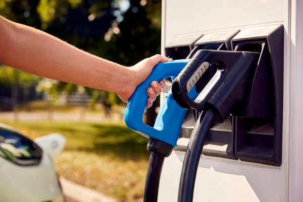 Close Hand Using Charging Station Recharge Zero Emission Electric Car — Stockfoto