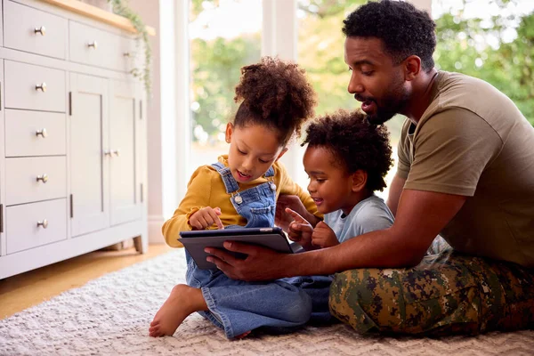 Army Father Uniform Home Leave Children Using Digital Tablet — Stockfoto