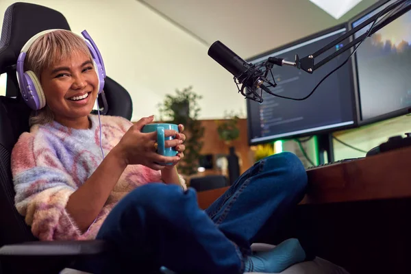 Portrait Woman Gaming Home Drinking Coffee Sitting Desk Monitors — Stockfoto