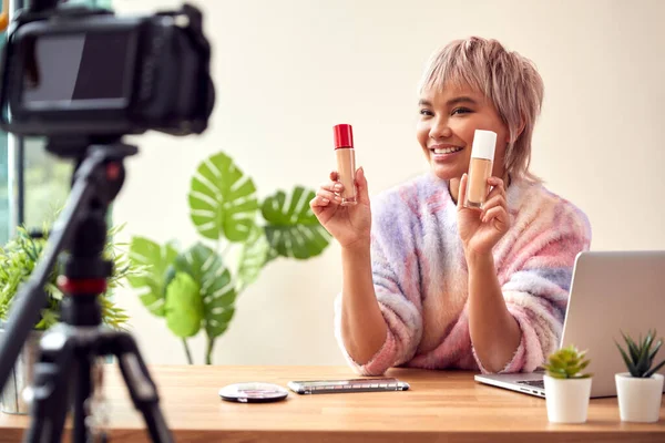 Female Vlogger Recording Beauty Make Video Home Camera — Stock Photo, Image