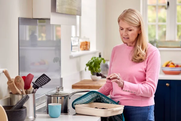 Menopausal Mature Woman Poor Memory Burning Meal Oven Home — Fotografia de Stock