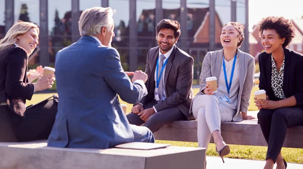 Multikulturelles Business Team Sitzt Zur Kaffeepause Vor Dem Büro Und — Stockfoto