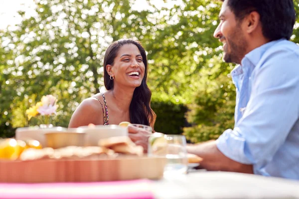 Couple Eating Outdoor Meal Garden Home Together — Fotografia de Stock