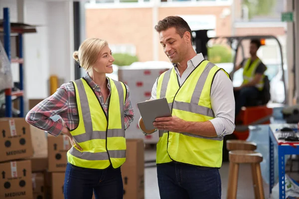 Male Female Workers Logistics Distribution Warehouse Using Digital Tablet — Stockfoto