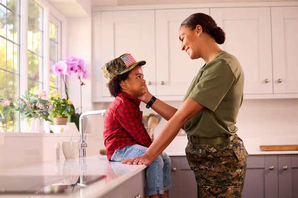Loving American Army Mother Uniform Home Leave Son Wearing Her — ストック写真
