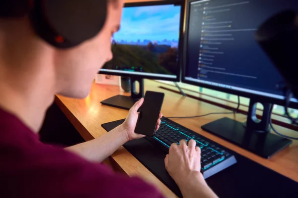 Close Man Mobile Phone Gaming Home Sitting Desk Multiple Monitors — Stockfoto