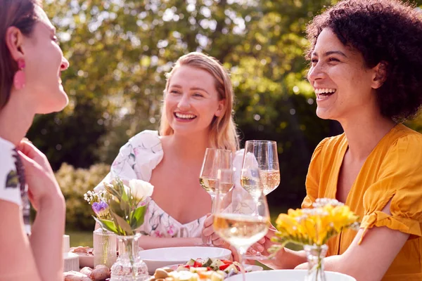 Three Female Friends Sitting Outdoors Summer Garden Home Eating Meal — Φωτογραφία Αρχείου