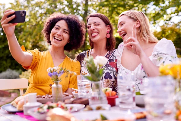 Three Female Friends Taking Selfie Mobile Phone Eating Meal Outdoors — Φωτογραφία Αρχείου