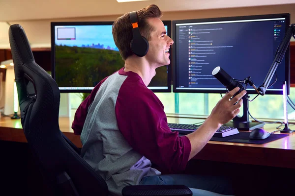 Man Gaming Home Sitting Desk Multiple Monitors — Stockfoto