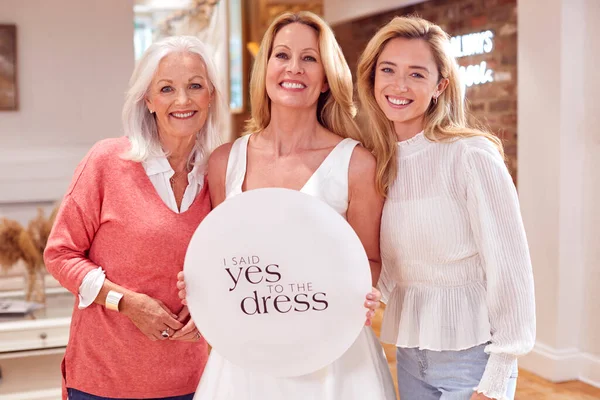 Grandmother Adult Daughter Granddaughter Bridal Store Holding Yes Dress Sign — Foto Stock