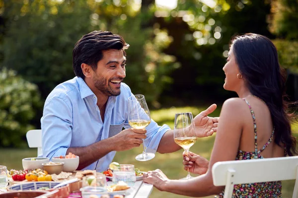 Couple Eating Outdoor Meal Drinking Wine Garden Home Together — Foto de Stock