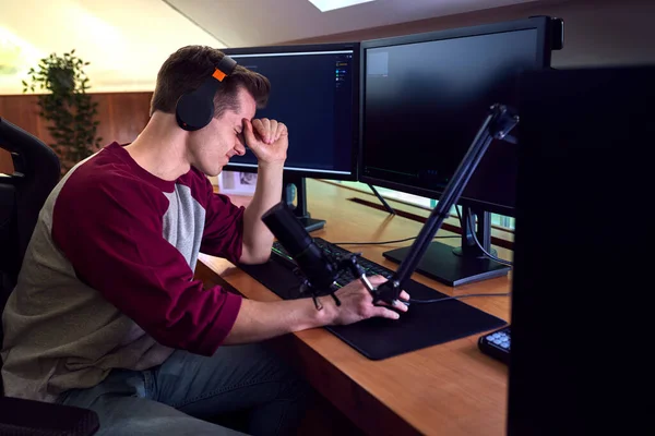 Tired Man Gaming Home Wearing Wireless Headphones Sitting Desk Multiple — Stockfoto