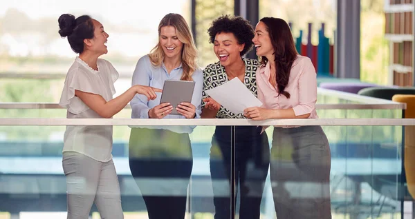 Multi Cultural Female Business Team Digital Tablet Meeting Modern Office — Stockfoto