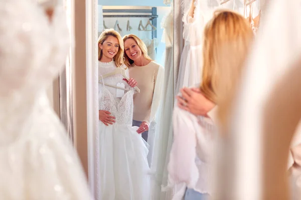 Mother Helping Adult Daughter Choose Wedding Dress Bridal Store — Fotografia de Stock