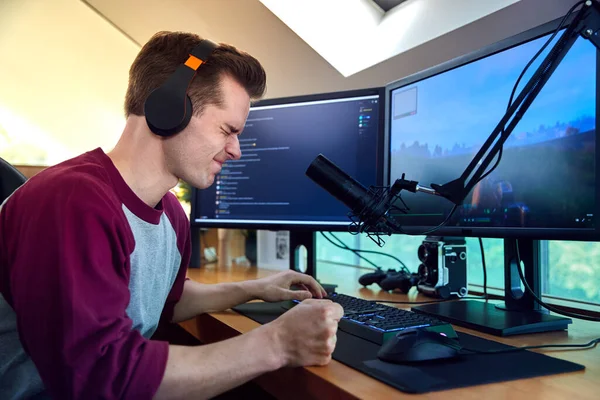 Frustrated Man Gaming Home Wearing Wireless Headphones Sitting Desk Multiple — Stockfoto